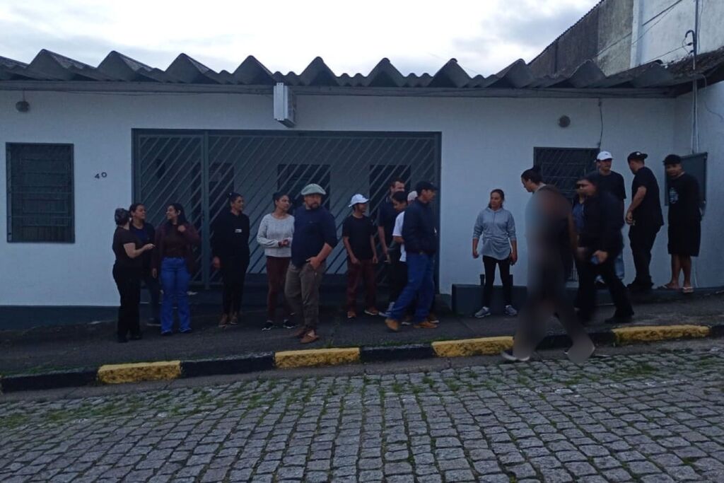VÍDEO: Familiares e amigos de jovem morto em Lavras do Sul fazem manifestação em frente à delegacia