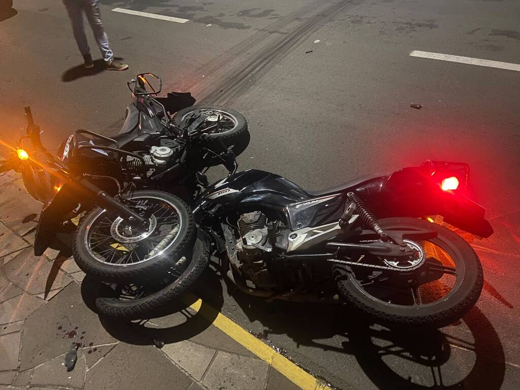 Motociclistas ficam feridos após colisão na Rua Duque de Caxias em Santa Maria