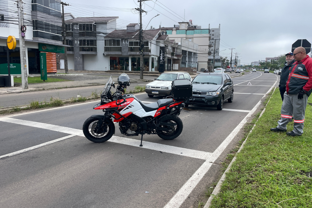 Colisão traseira entre carro e moto deixa trânsito parcialmente bloqueado na Faixa Velha de Camobi, em Santa Maria