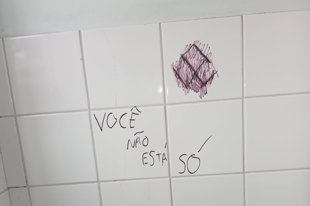 Sobe para seis o número de banheiros da UFSM com pichações de símbolos neonazistas