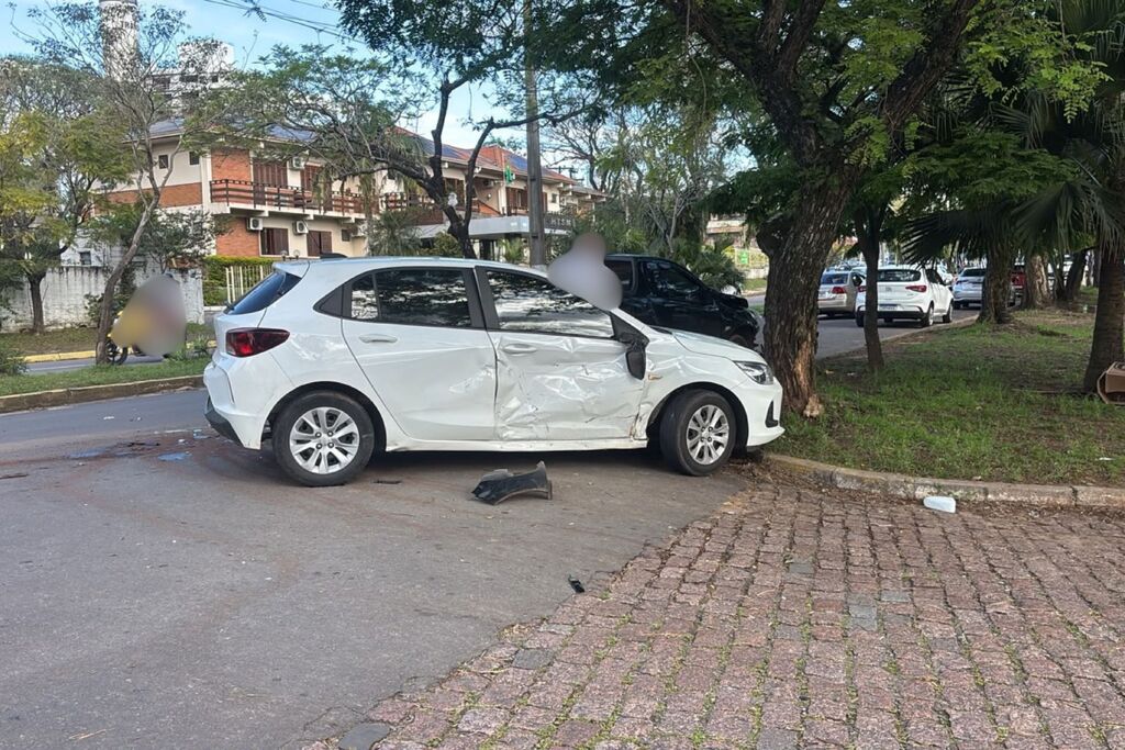 Colisão entre caminhonete e carro deixa passageira ferida na Avenida Liberdade, em Santa Maria