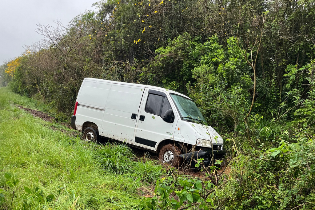 Van sai da pista na BR-287 durante ultrapassagem e causa estreitamento de tráfego em Santa Maria
