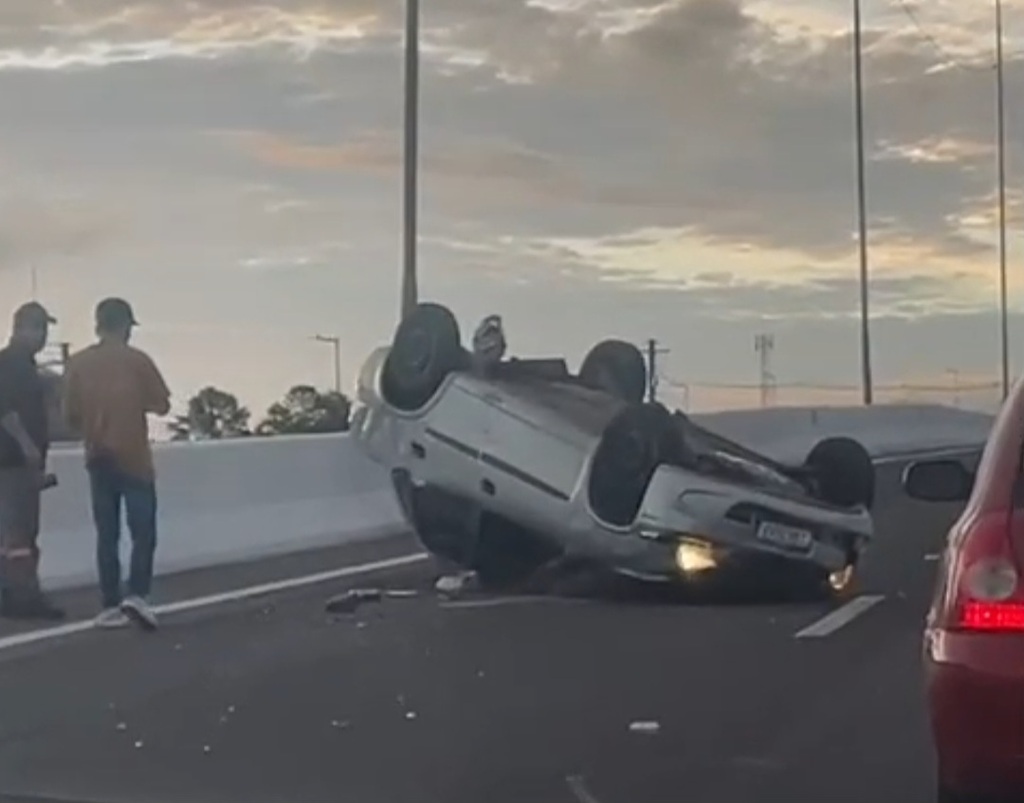 Jovem de 19 anos fica ferido após capotar veículo em colisão com caminhão em viaduto de Santa Maria