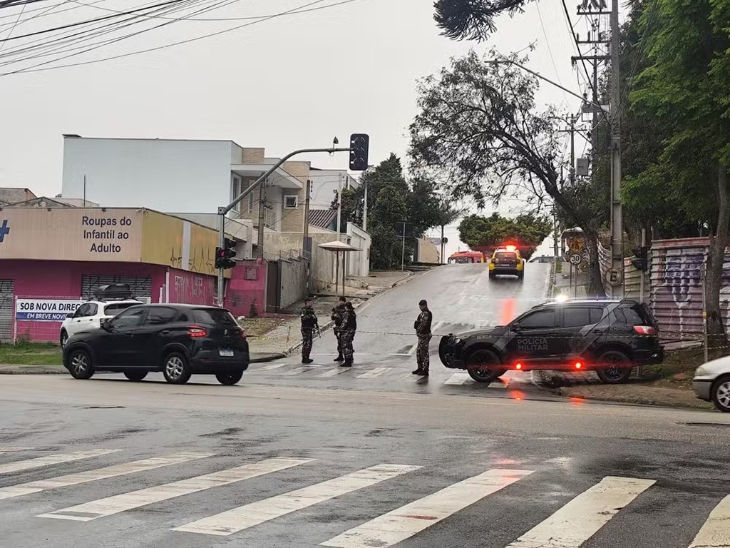Homem armado com faca invade escola e mantém cerca de 20 crianças reféns no Paraná