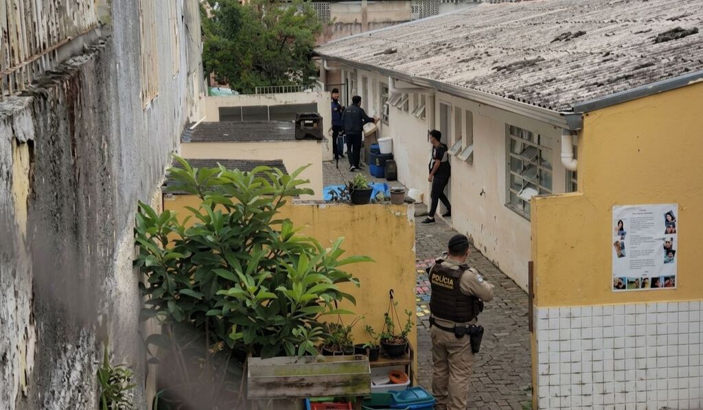 Homem que invadiu escola e manteve 13 crianças reféns no Paraná é morto pela polícia