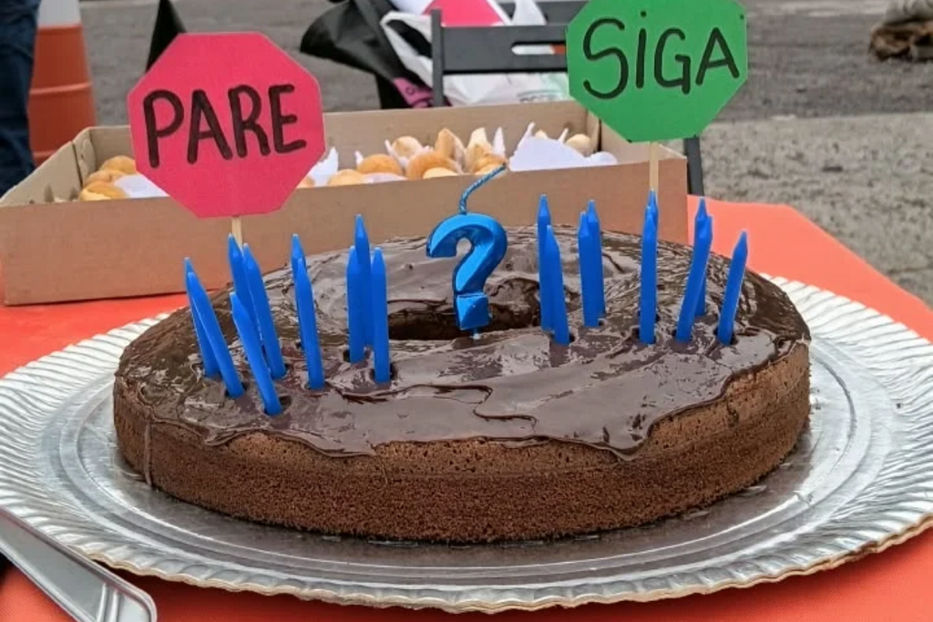 Com bolo de aniversário, moradores de Itaara protestam contra sistema pare e siga na BR-158