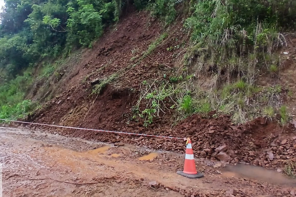 Estrada de Itaara registra deslizamento de terra; Defesa Civil alerta para novas ocorrências