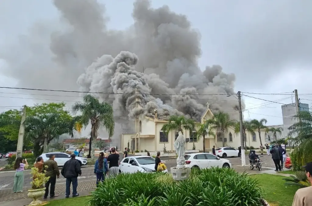 Incêndio destrói igreja em Santa Catarina; bombeiros utilizam 44 mil litros de água para combater as chamas