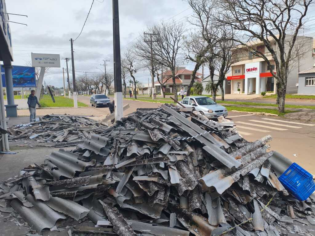 título imagem Santiago começa a distribuir telhas para famílias atingidas por granizo; mais de 2 mil casas ainda precisam de cobertura
