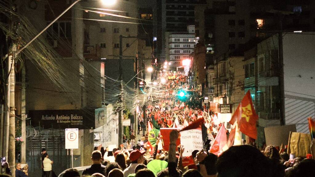 Manifestantes percorrem ruas da região central de Santa Maria durante ato desta terça