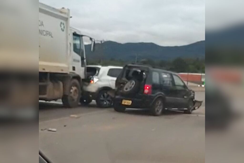 Acidente entre caminhão da coleta de lixo e dois veículos provoca congestionamento na Faixa Velha de Camobi