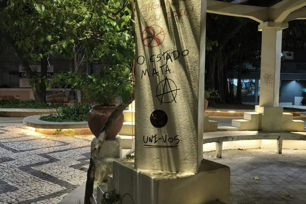 Prefeitura de Santa Maria vai registrar ocorrência por pichações na Praça Saldanha Marinho durante manifestação; motoristas reclamam de congestionamentos
