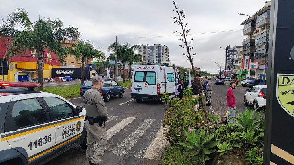 Acidente envolvendo carro, moto e pedestre deixa condudora ferida na Faixa Velha de Camobi, em Santa Maria