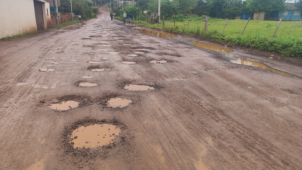 Ruas com buracos no Passo das Tropas terão pavimentação licitada em breve, afirma prefeitura