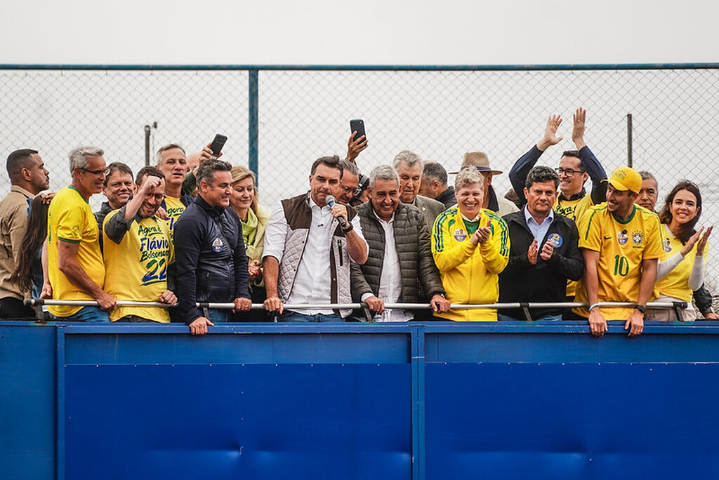 Ao lado de Zucco e senadores eleitos, Flávio Bolsonaro cumpre agenda de campanha em Porto Alegre