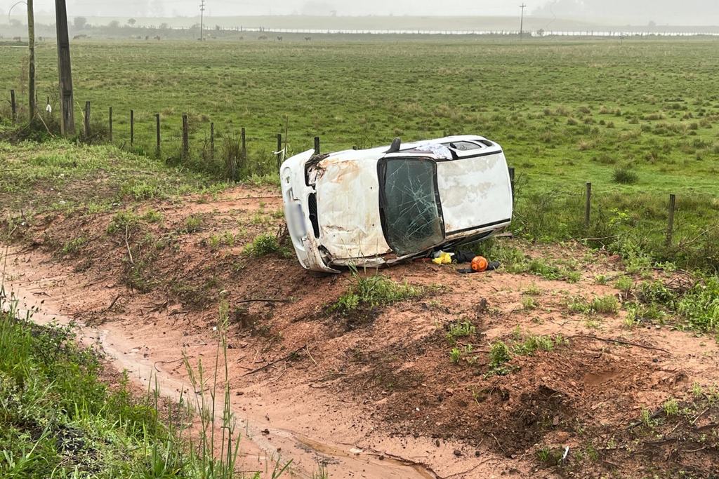 Motorista de 21 anos fica ferido após capotar carro na RSC-287, em Santa Maria