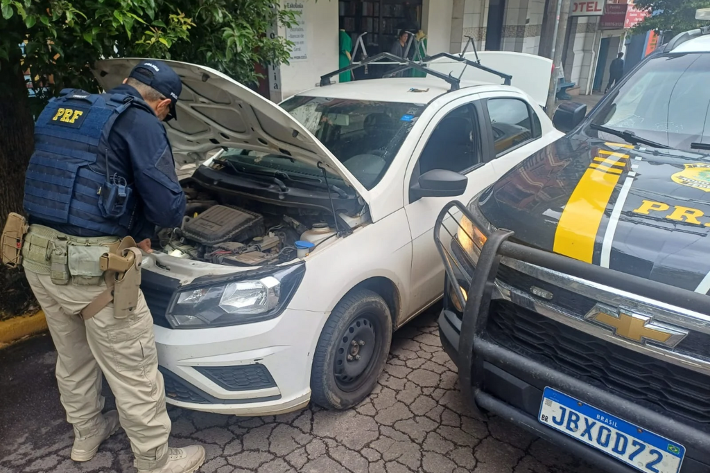 PRF recupera carro furtado com placas clonadas e prende motorista na BR-158, em Santa Maria