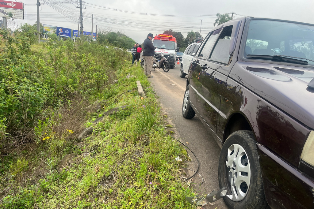 Acidente entre três veículos deixa motociclista ferida na Faixa Nova de Camobi, em Santa Maria