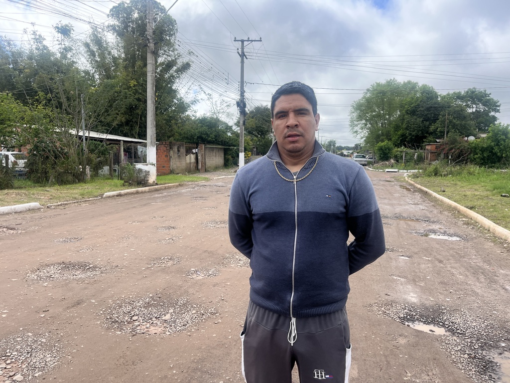“Tá intransitável, não tem condições”, diz morador sobre buracos na Rua Luís Castagna, no Km 3