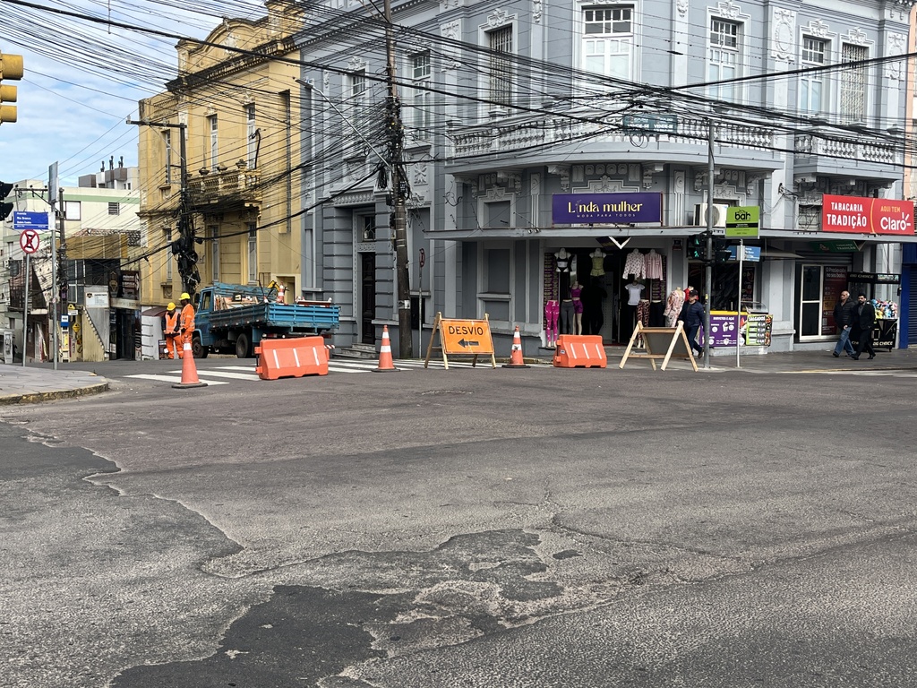 Obras na Floriano Peixoto interditam cruzamento com a Rua dos Andradas; veja os outros bloqueios previstos para esta semana