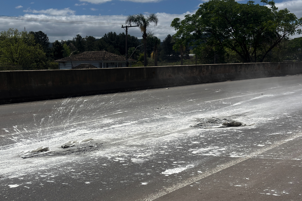 Material branco desconhecido espalhado por 3 km da Faixa Velha de Camobi causa transtornos a motoristas