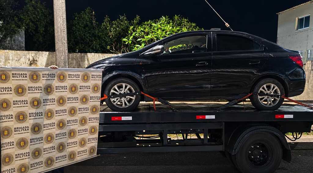Polícia recupera carro roubado de motorista de aplicativo em Santa Maria; dois jovens são presos