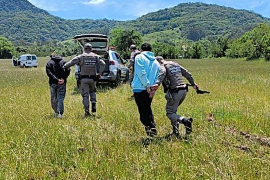 Homem fica ferido em tentativa de homicídio em Camobi; dois suspeitos são detidos e armas apreendidas