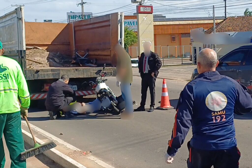 Motociclista colide contra traseira de caminhão na Avenida Hélvio Basso, em Santa Maria