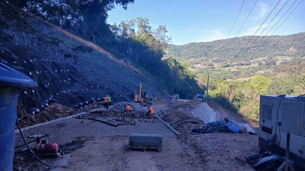 Estrada do Perau deve ser liberada na primeira quinzena de novembro; obra está 90% concluída