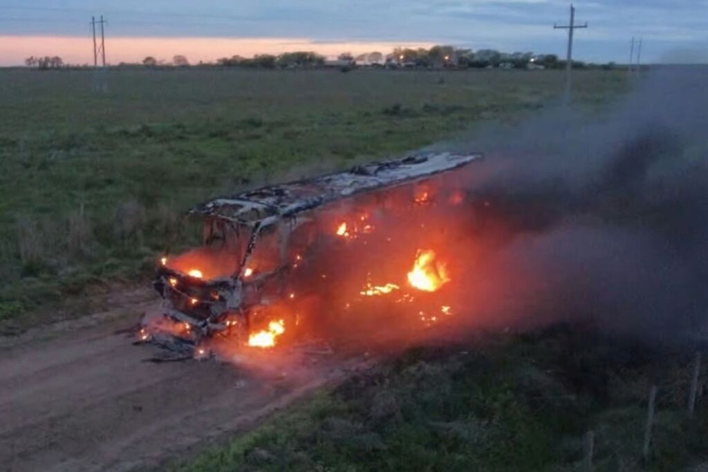 título imagem Incêndio destrói ônibus escolar na Fronteira Oeste do Estado; causas serão investigadas