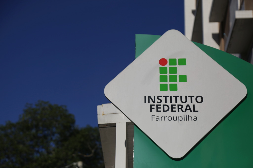 Dois servidores do IFFar foram afastados durante apuração de suspeita de fraude em contrato, confirma reitora