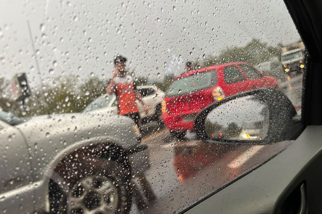 Acidente entre carro e caminhonete provoca congestionamento na Faixa Nova de Camobi, em Santa Maria