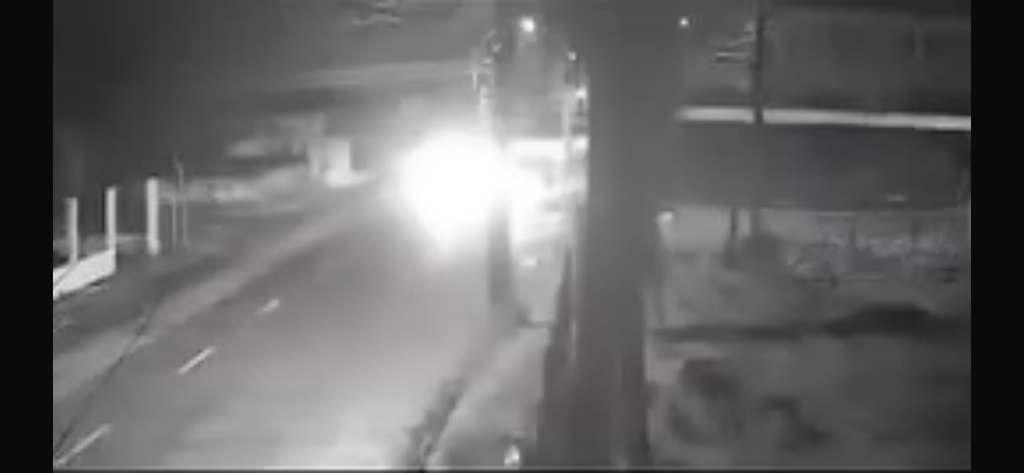 VÍDEO: Acidente entre carro e moto é registrado na madrugada deste sábado em Santa Maria