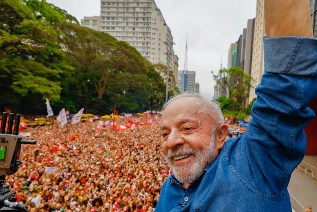 Lula é reeleito presidente do Brasil e chega ao quarto mandato