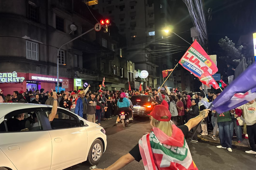 Apoiadores comemoram reeleição de Lula no centro de Santa Maria