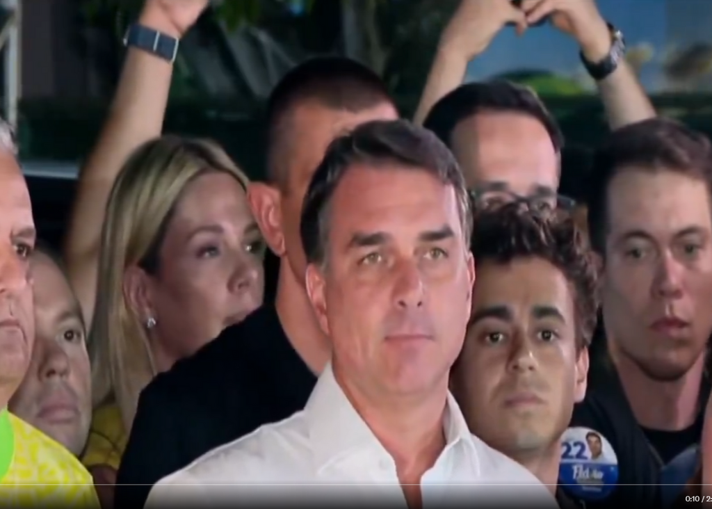 “As eleições deveriam ter sido anuladas. É impossível reconhecer o resultado”, afirma Flávio Bolsonaro após derrota para Lula no 2º turno