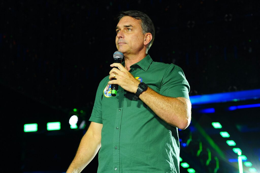 PF rastreia fronteiras para verificar se Flávio Bolsonaro deixou o Brasil após derrota nas eleições