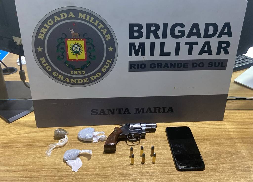 título imagem Dois homens são presos por porte ilegal de arma de fogo e tráfico de drogas na região sul de Santa Maria