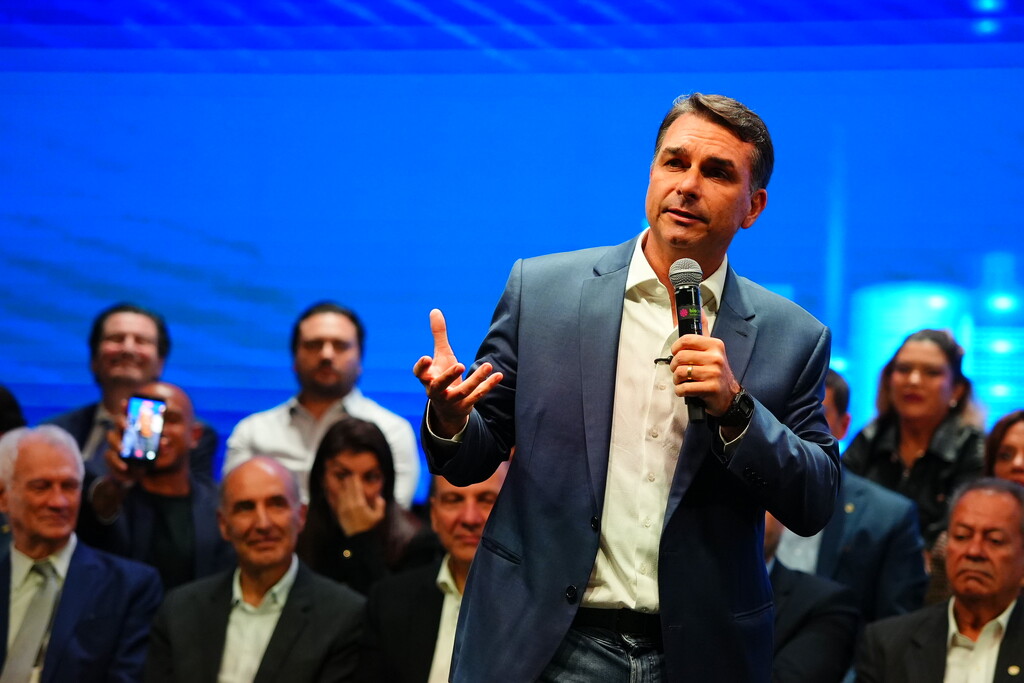 título imagem Flávio Bolsonaro teria chegado aos Estados Unidos após descumprir ordem do STF, diz portal