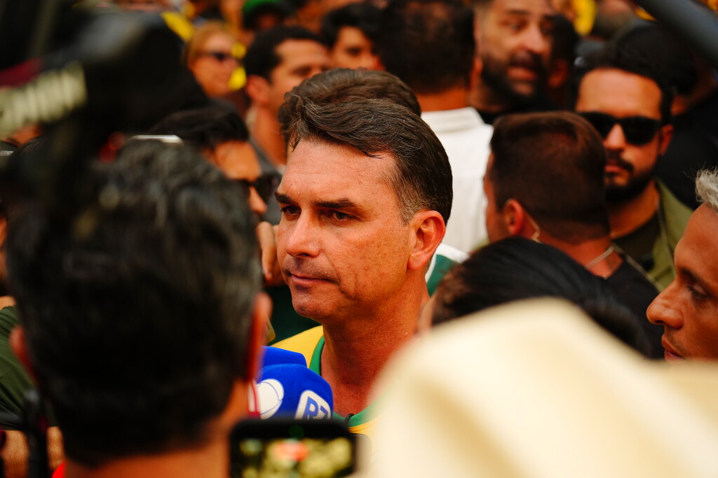 título imagem Governo Trump deve conceder vistos a Flávio Bolsonaro e à família e permitir entrada nos EUA