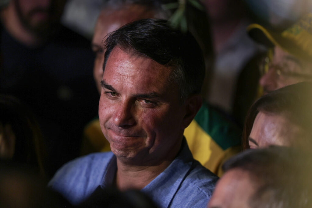 título imagem Voo em que estaria Flávio Bolsonaro rumo aos EUA é o mais acompanhado do mundo em site de monitoramento