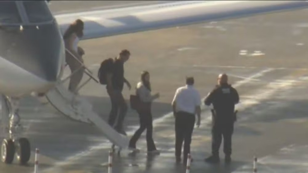 título imagem Aeronave com Flávio Bolsonaro e família pousa nos Estados Unidos