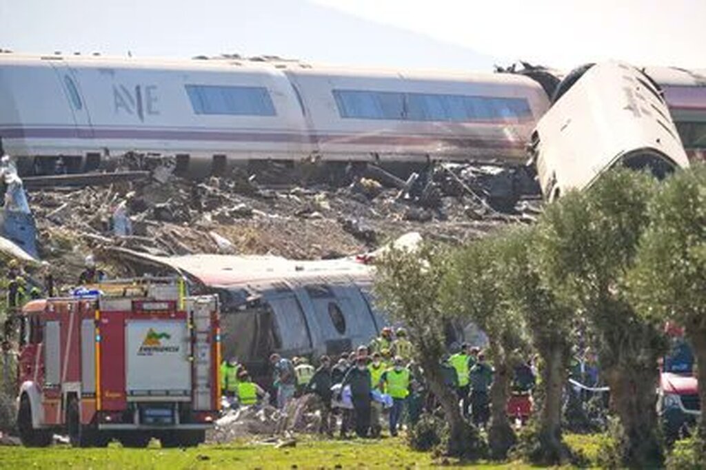 título imagem Colisão entre dois trens de alta velocidade deixa pelo menos 30 mortos na Espanha