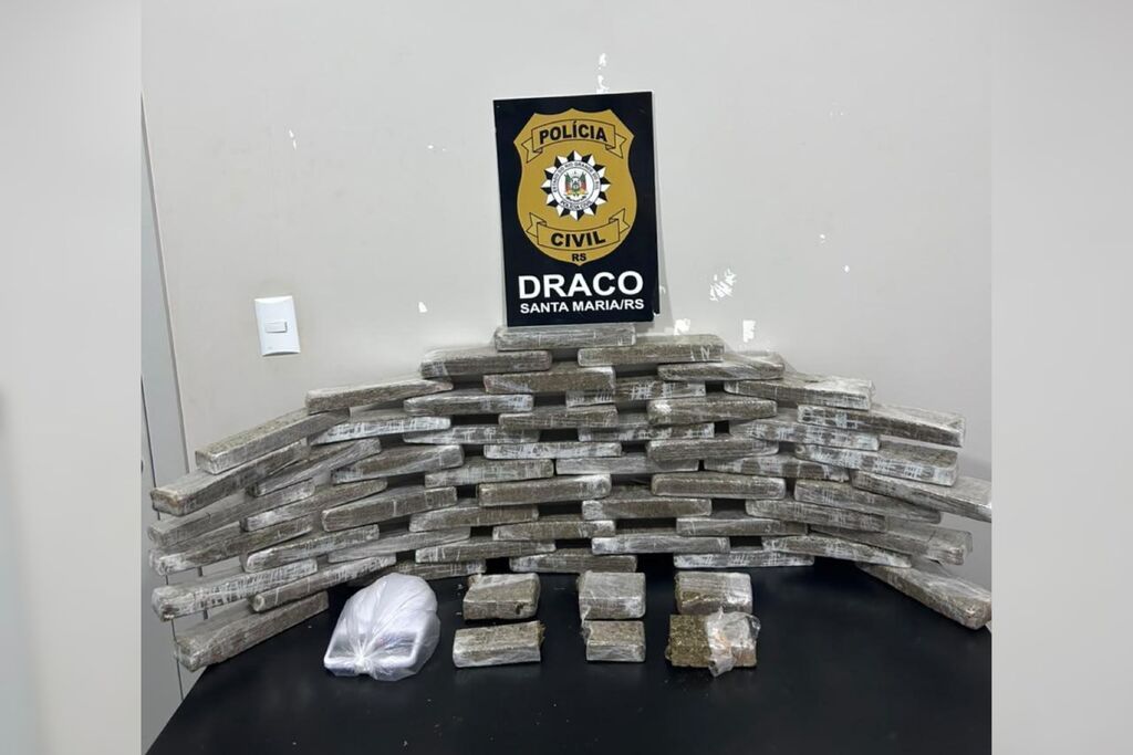 título imagem Denúncia de consumo de drogas em frente a escola leva à apreensão de quase 35 quilos de maconha em Santa Maria