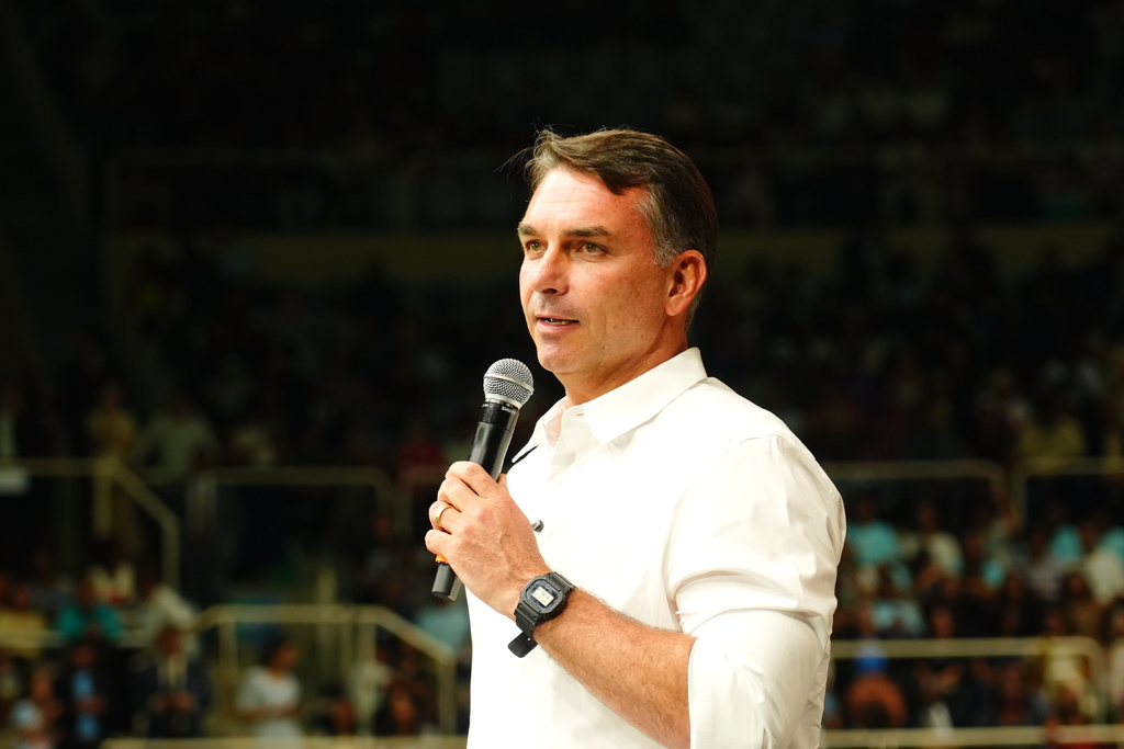 título imagem Flávio Bolsonaro se declara “verdadeiro presidente eleito do Brasil” em carta e diz que irá liderar oposição nos EUA