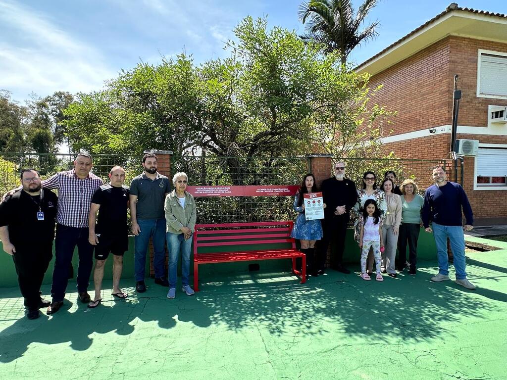 título imagem Banco Vermelho de combate ao feminicídio é inaugurado no Residencial Arco Verde; iniciativa prevê até 60 unidades em Santa Maria até 2027