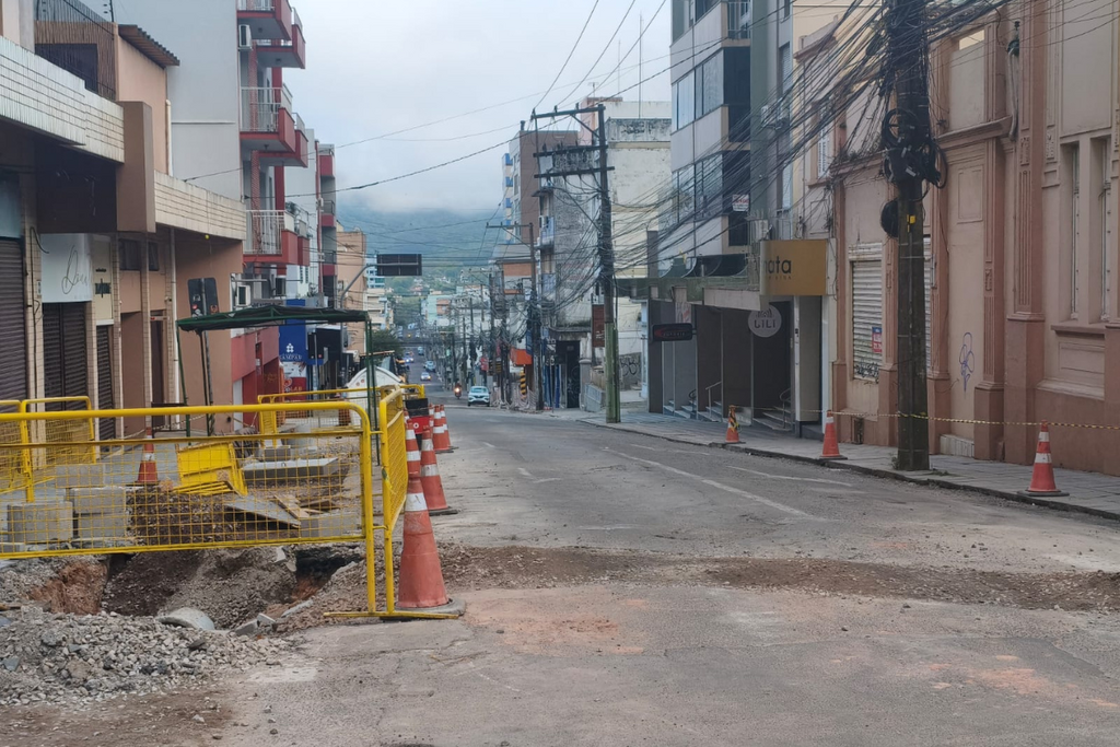 título imagem Obras na Floriano Peixoto provocam bloqueio total em trecho do Centro de Santa Maria nesta sexta-feira