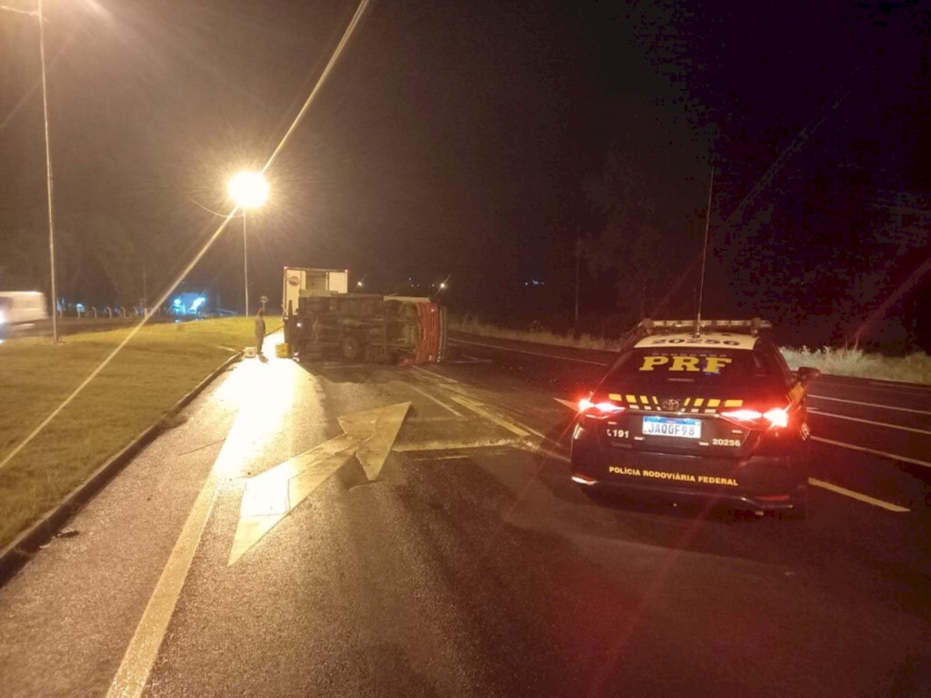 Caminhão tomba na BR-287 em Santa Maria