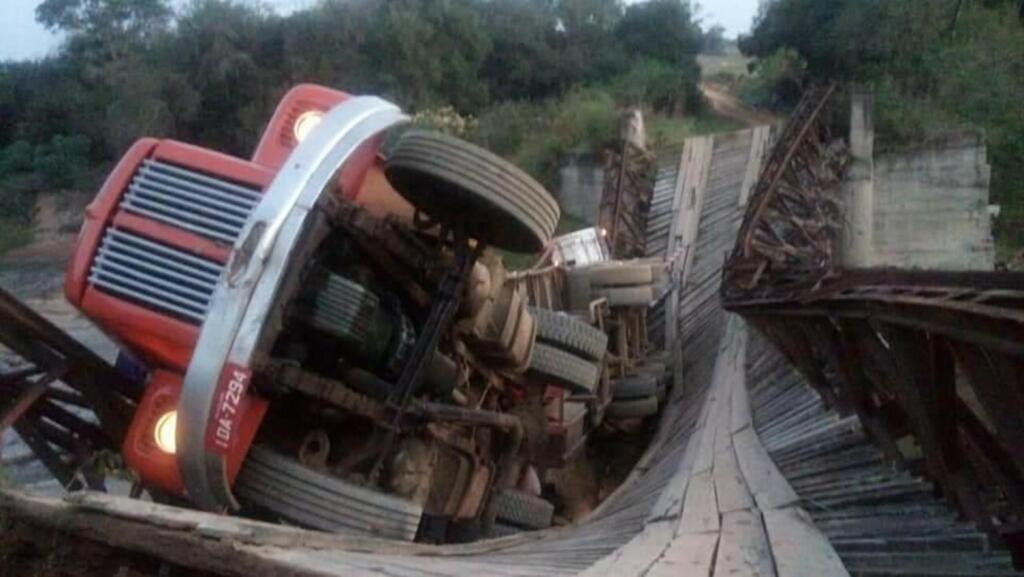 Ponte desaba durante travessia de caminhão em São Sepé