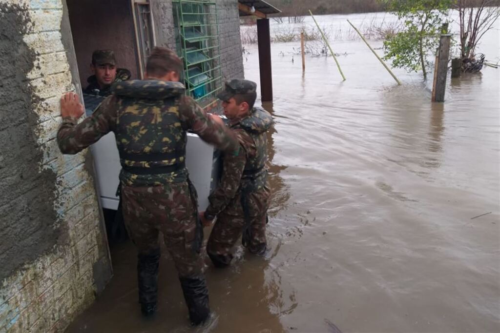 Rio Vacacaí está 5,7 metros acima do normal, e famílias saem de casa em São Gabriel